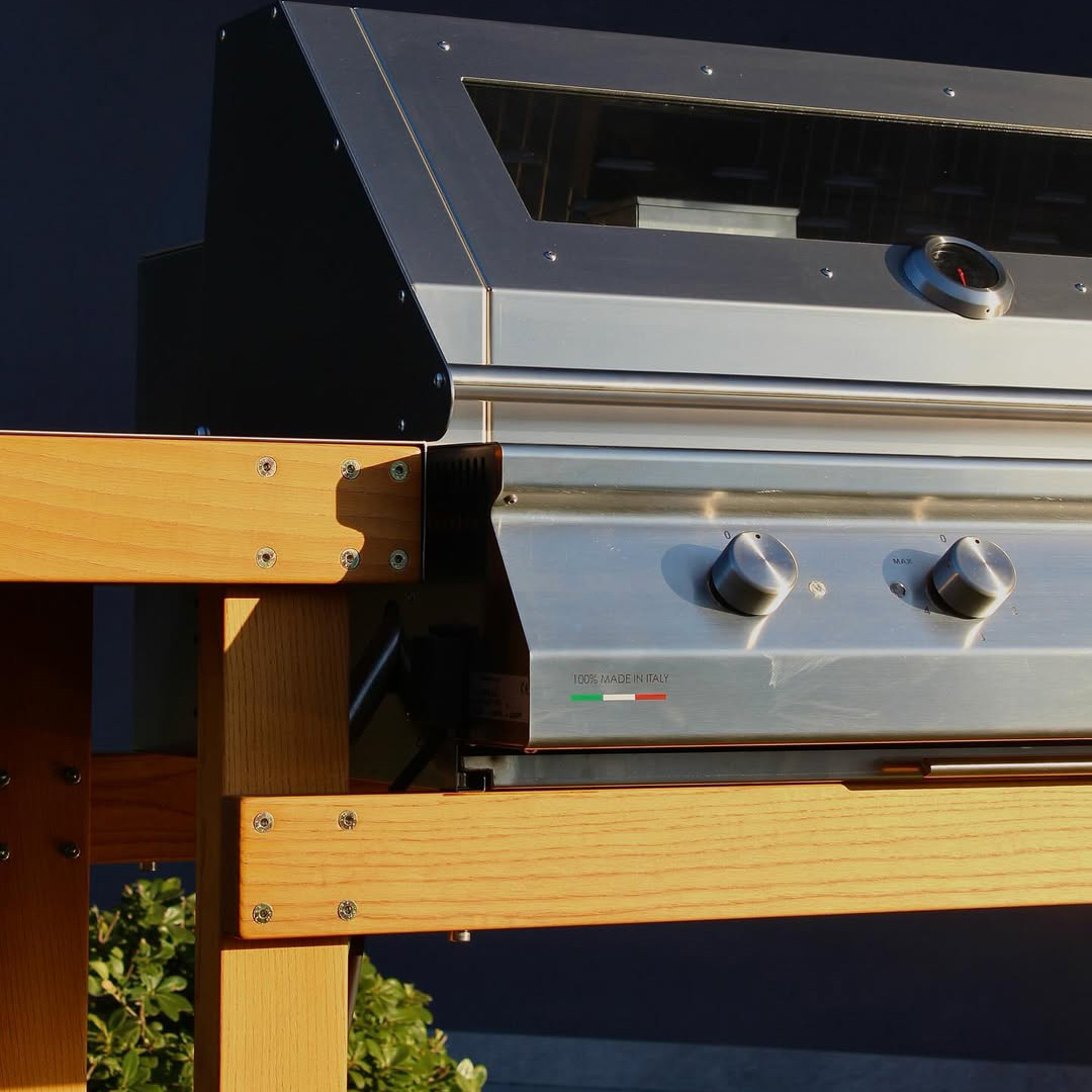 Barbecue a gas Fry Top 750 Basic da appoggio 4 bruciatori griglia scolo a V