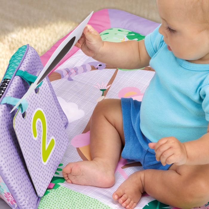 BRIGHTS STARTS - Tappetino da gioco pieghevole rosa per neonati, arco da gioco, 5 giocattoli per neonati, specchio, carte, abaco e anello da dentizione.