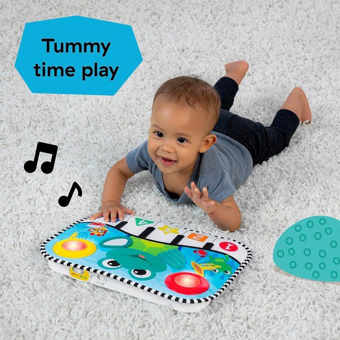 BABY EINSTEIN Ocean Explorers Neptune's Kick & Explore tappetino da gioco musicale, giocattolo per culla, dalla nascita