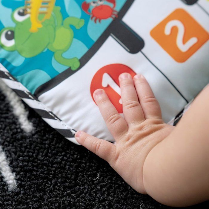 BABY EINSTEIN Ocean Explorers Neptune's Kick & Explore tappetino da gioco musicale, giocattolo per culla, dalla nascita