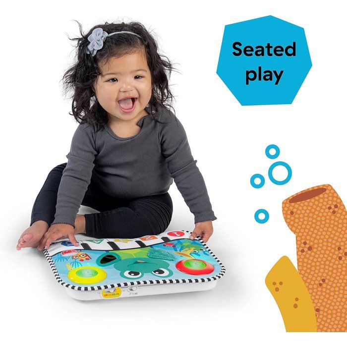 BABY EINSTEIN Ocean Explorers Neptune's Kick & Explore tappetino da gioco musicale, giocattolo per culla, dalla nascita