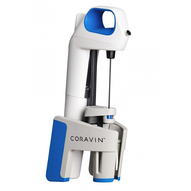 Stile di vita Coravin con bicchiere di vino