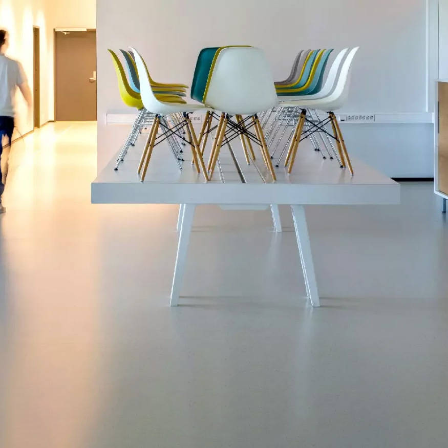 Sistema spolveratura per pavimentazione sportiva